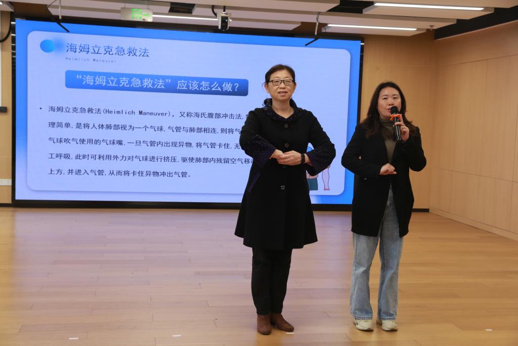 现场练习了“剪刀、石头、布”的操作步骤。