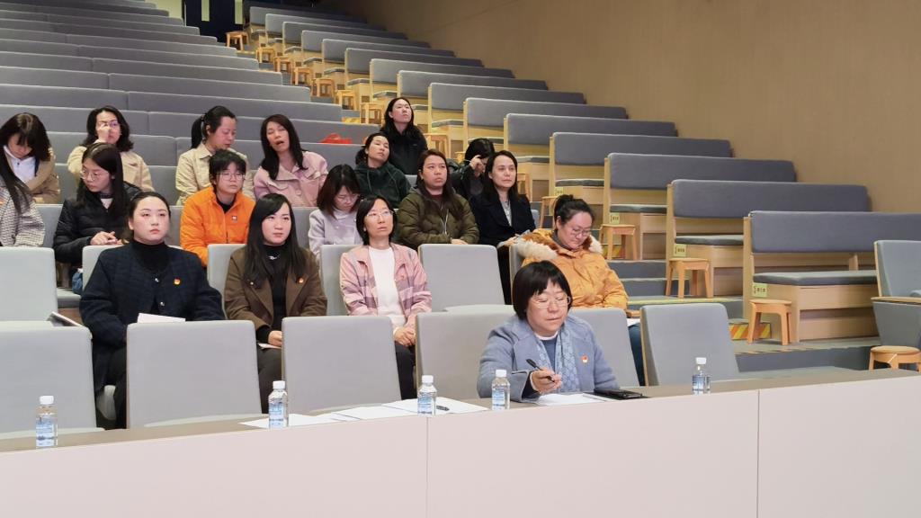 翠竹外国语实验学校两校区党支部民主评议党员大会顺利召开