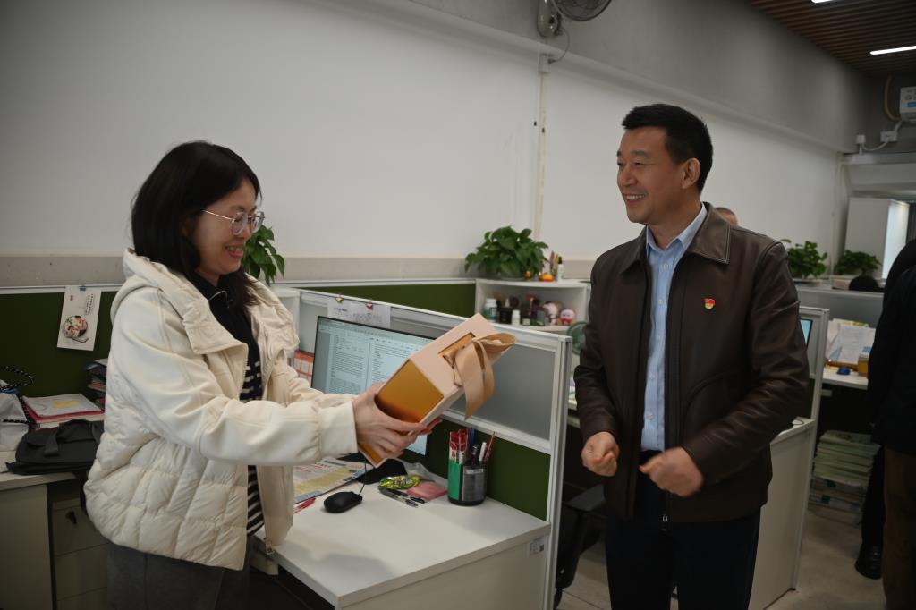 暖心礼盒致敬“她”力量，桂园中学共庆三八妇女节