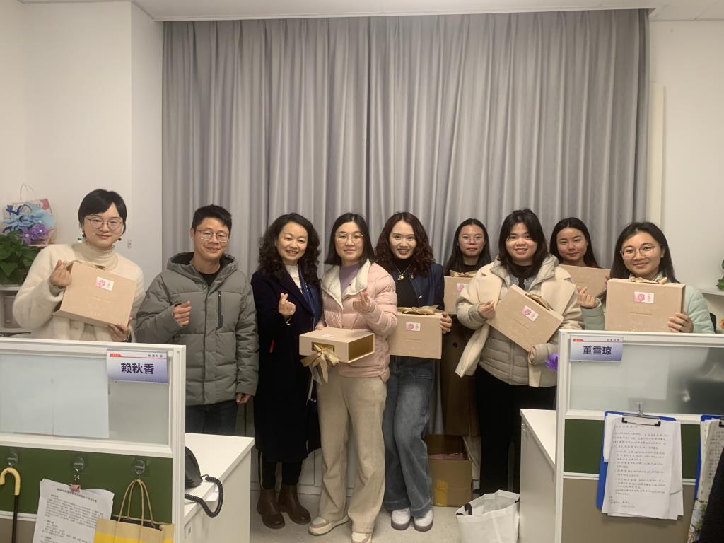暖心礼盒致敬“她”力量，桂园中学共庆三八妇女节