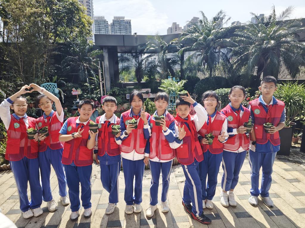 洪湖小学荷美少年学雷锋志愿服务：共建生态湖景社区
