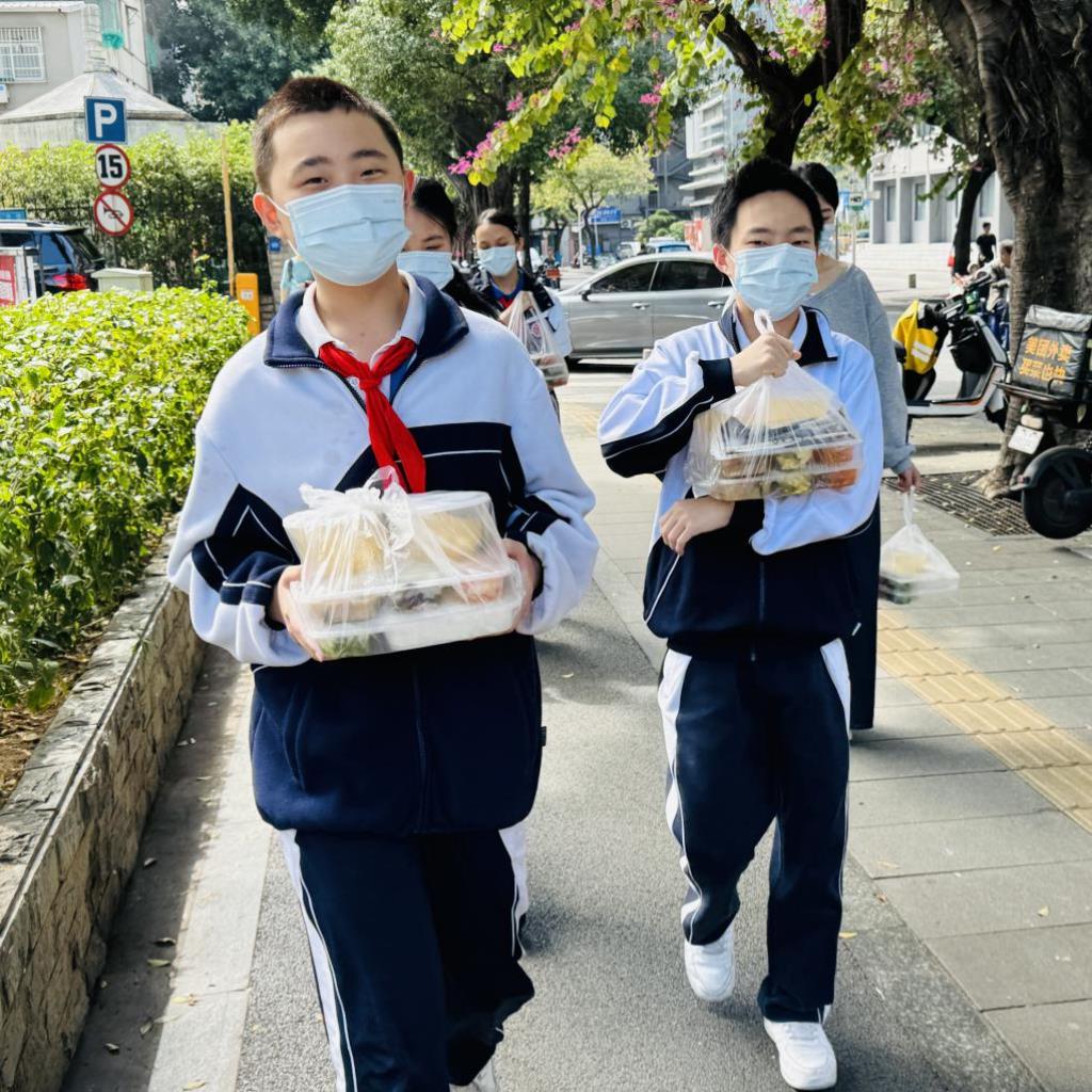 学习雷锋精神 奏响爱心乐章 ——红桂中学开展“学雷锋活动月”