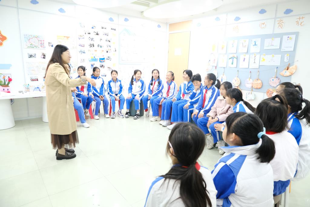 守护心灵"晴空"：深圳市洪湖小学“荷美小天使”上岗了