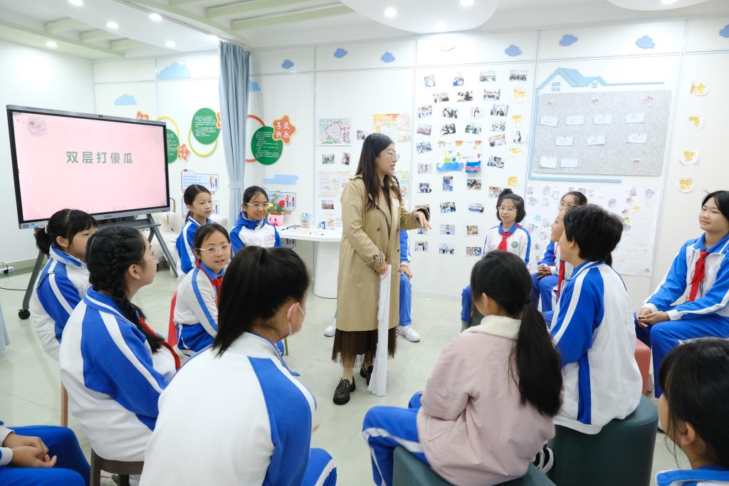 守护心灵"晴空"：深圳市洪湖小学“荷美小天使”上岗了