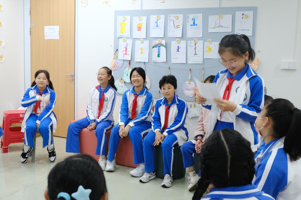守护心灵"晴空"：深圳市洪湖小学“荷美小天使”上岗了