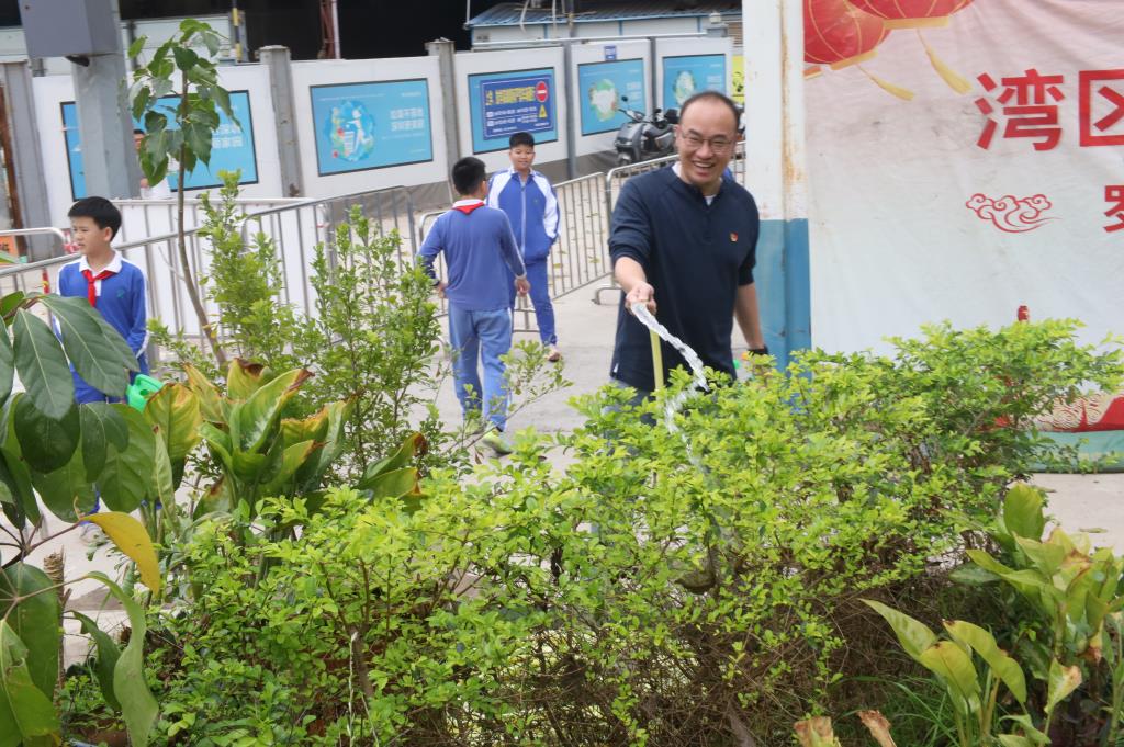 把春天种进泥土里——草埔小学开展“美育一件事”植树节主题实践