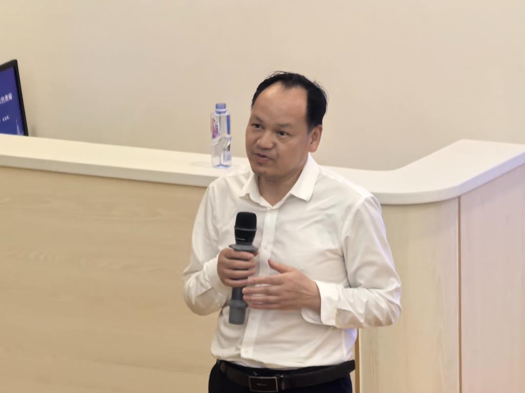布心中学特邀北理莫附属实验中学朱全民校长“人工智能”专题讲座