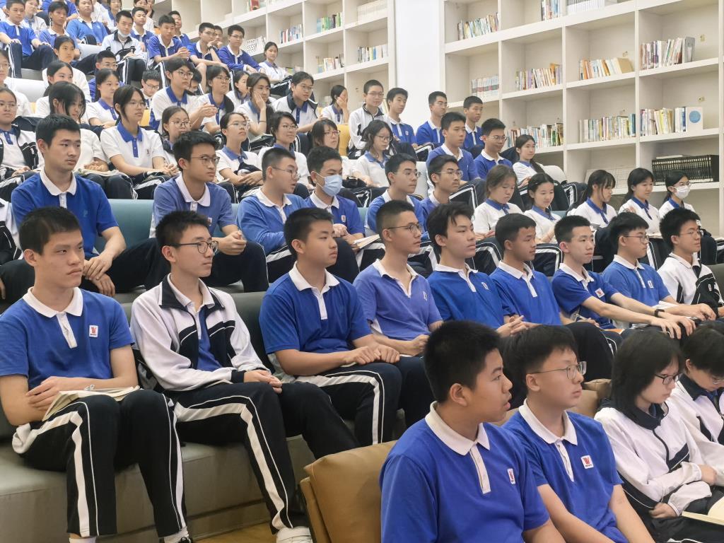 布心中学特邀北理莫附属实验中学朱全民校长“人工智能”专题讲座