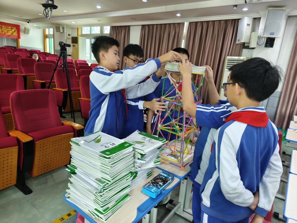深圳市洪湖小学开展“审辩式学习”新质课堂学习共同体研讨活动