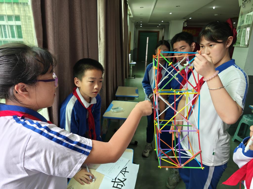 深圳市洪湖小学开展“审辩式学习”新质课堂学习共同体研讨活动