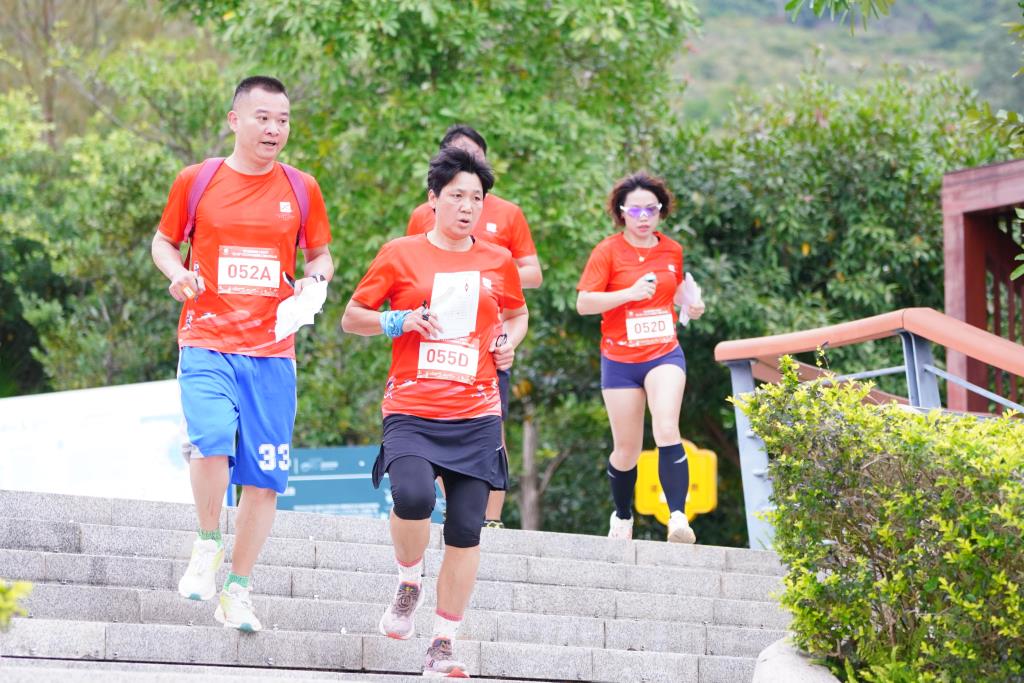 3.邱冬蓓（中）老师比赛