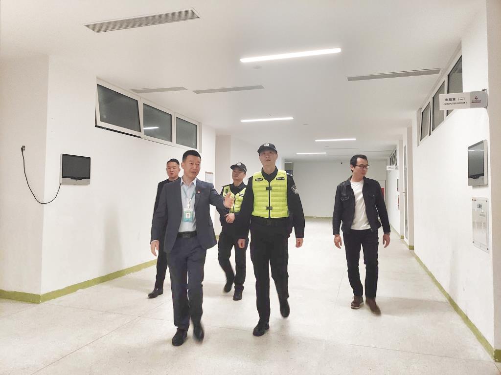 罗湖区人民政府副区长张展宁同志到深圳市桂园中学视导
