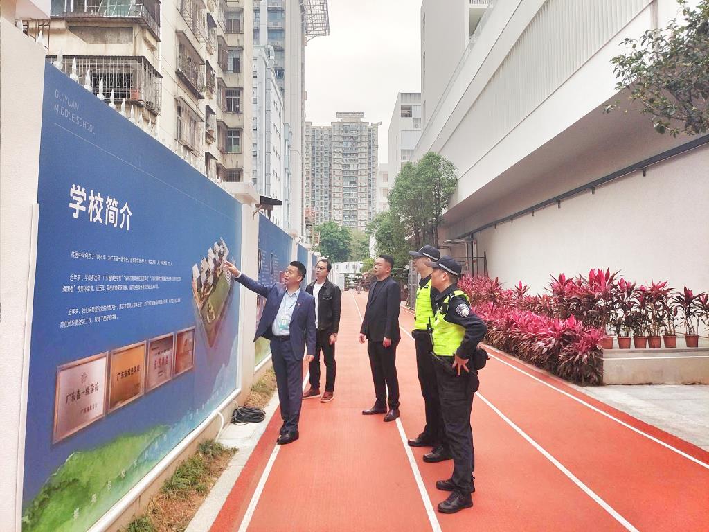 罗湖区人民政府副区长张展宁同志到深圳市桂园中学视导