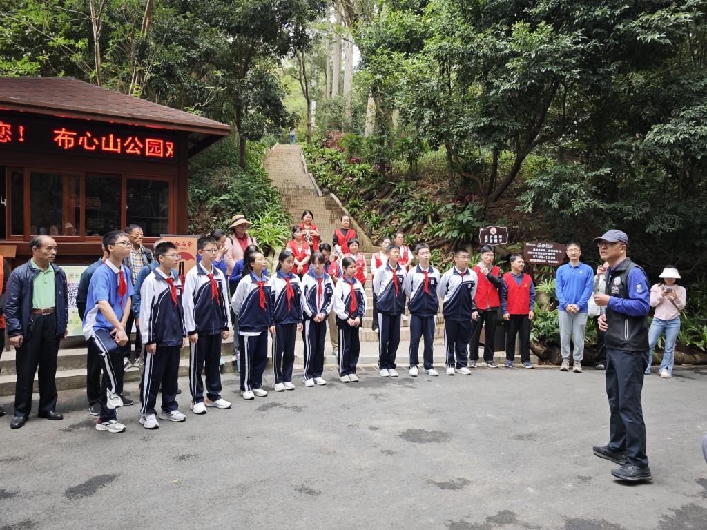 布心中学师生植树节活动