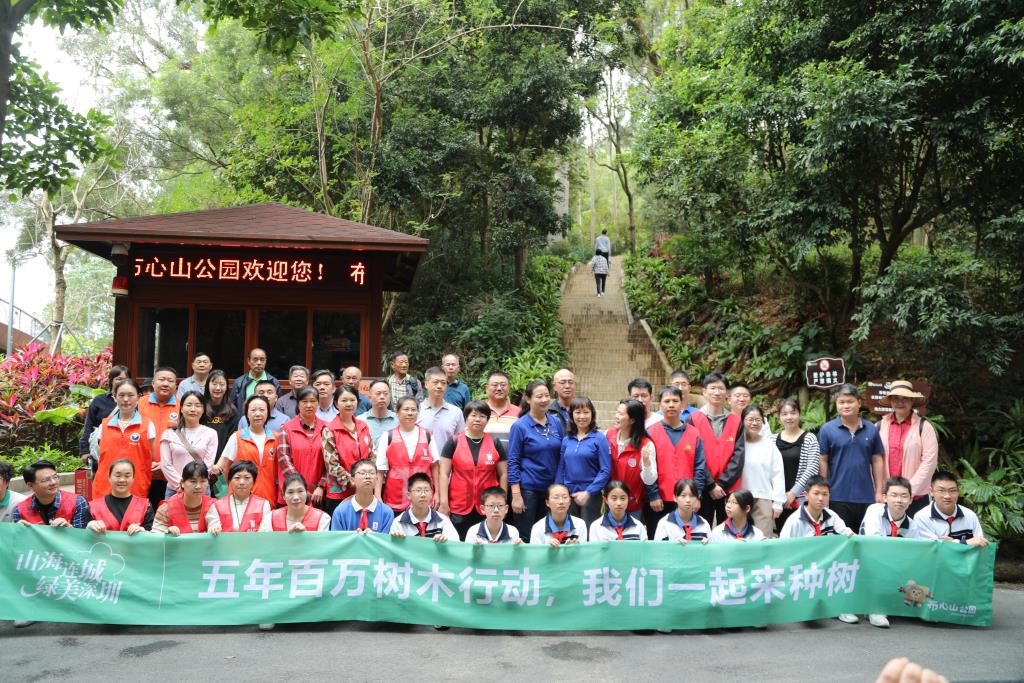 布心中学师生植树节活动