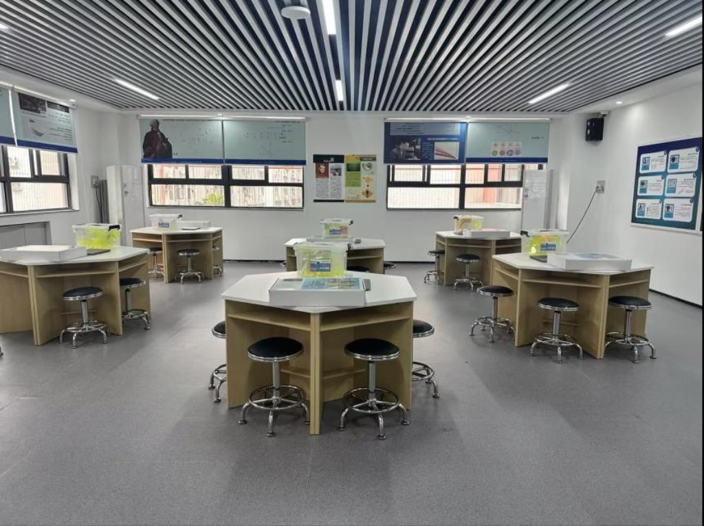 翠园东晓中学数学实验室