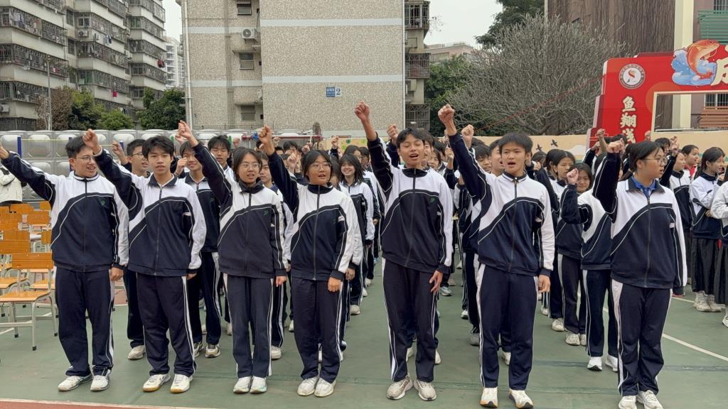 4.学生在宣誓