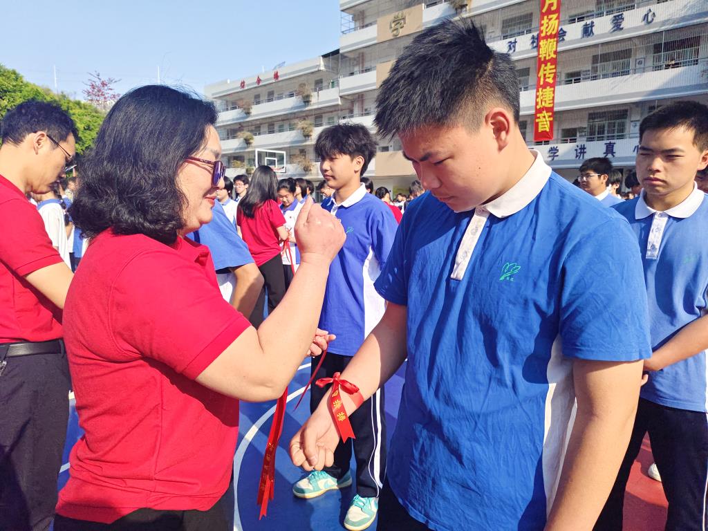 书记和老师为同学们系红腕带