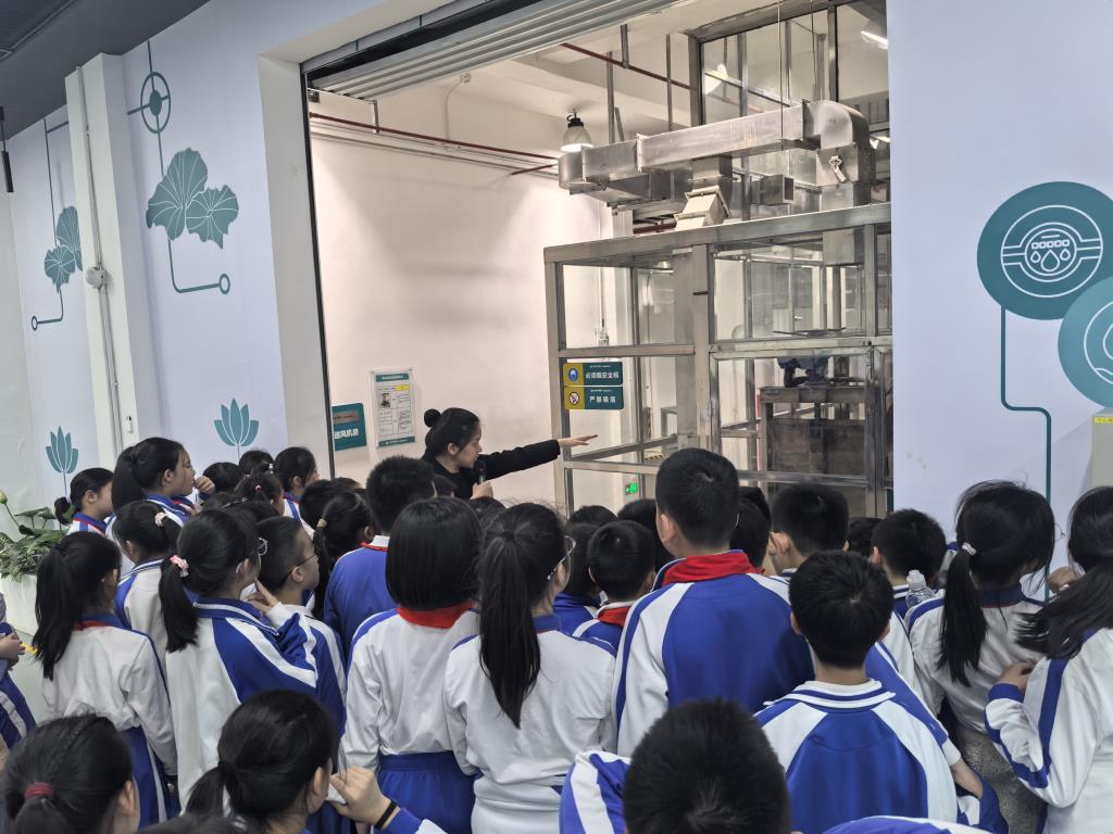 落实“每周半天计划”，开展水小足迹课程