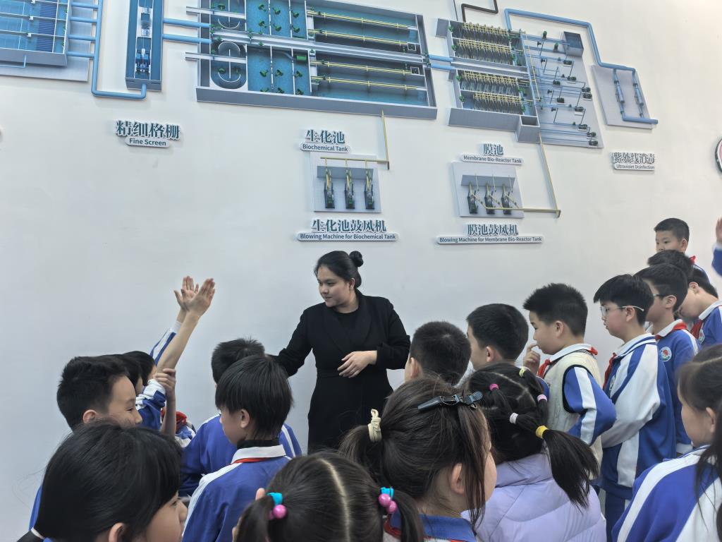 落实“每周半天计划”，开展水小足迹课程