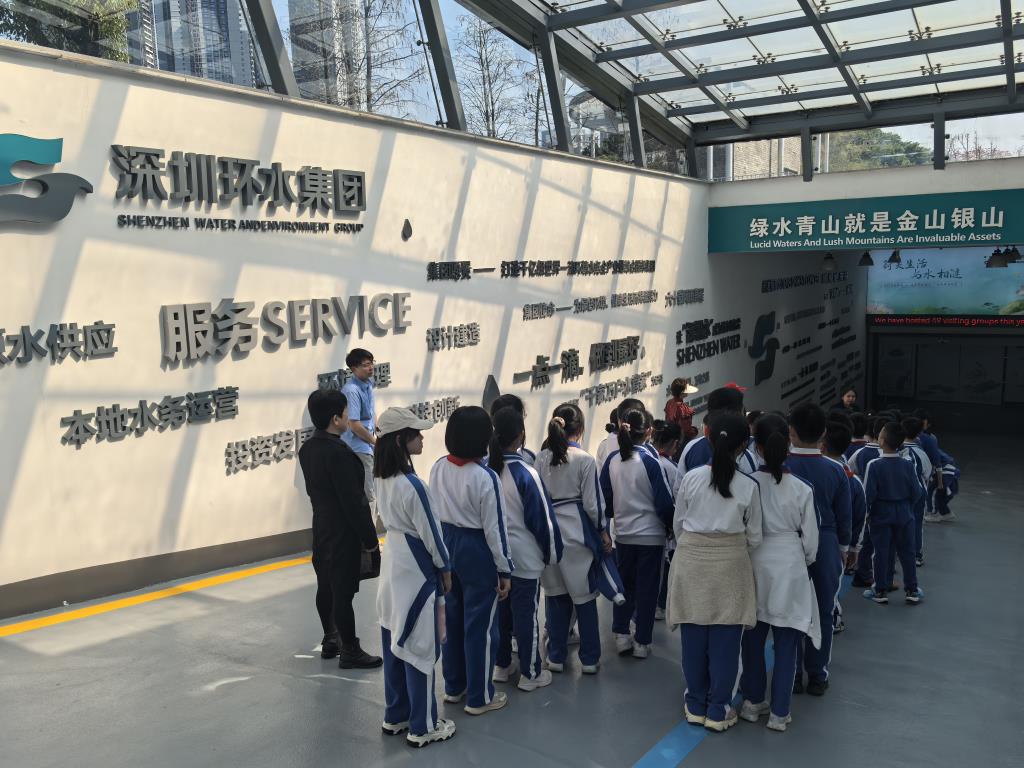 落实“每周半天计划”，开展水小足迹课程