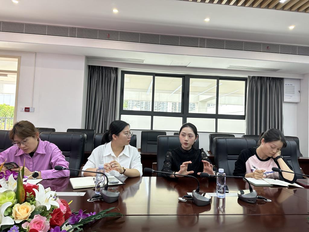 布心中学组织召开“AI赋能教育教学应用场景交流分享会”