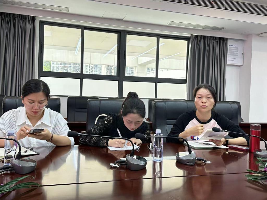 布心中学组织召开“AI赋能教育教学应用场景交流分享会”