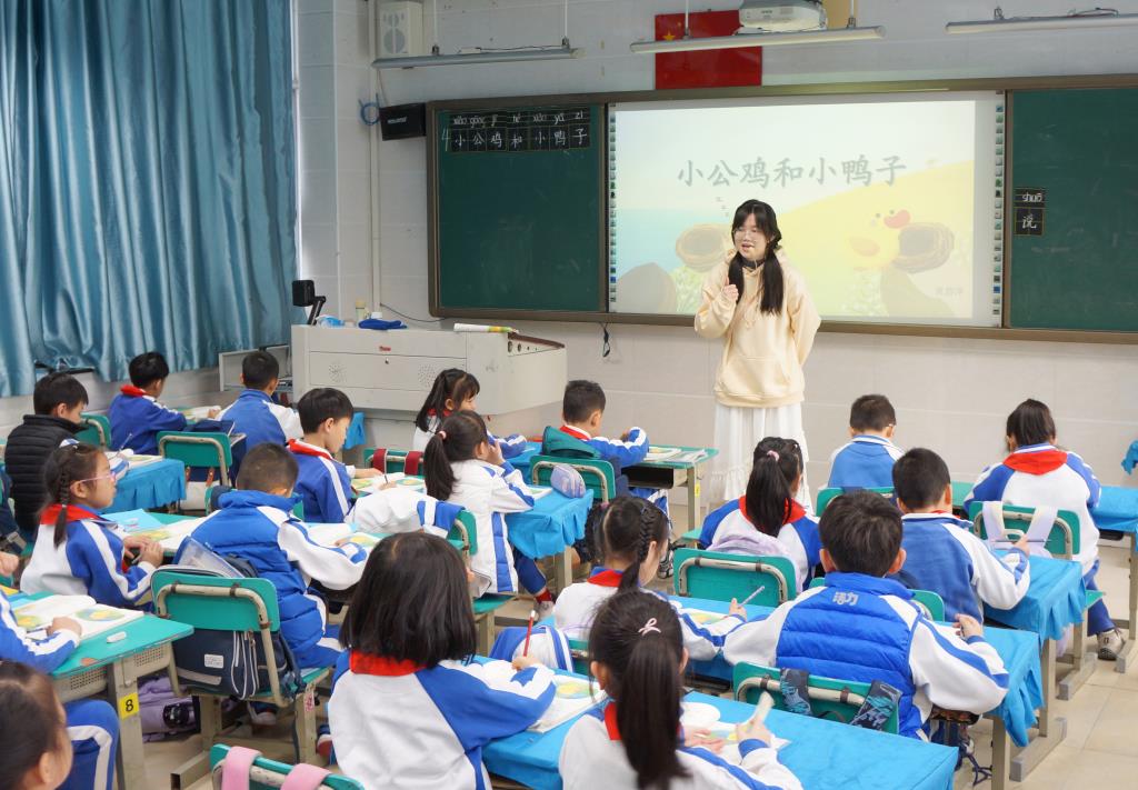 罗湖区教科院莅临南湖小学开展新教师基本功达标视导活动