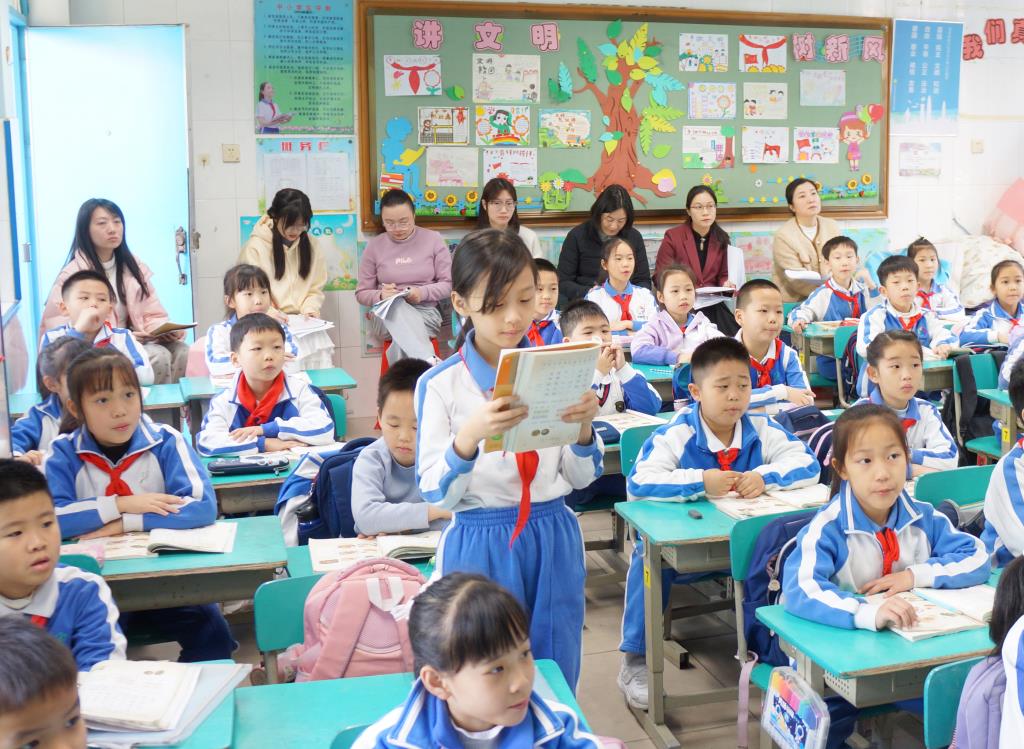 罗湖区教科院莅临南湖小学开展新教师基本功达标视导活动