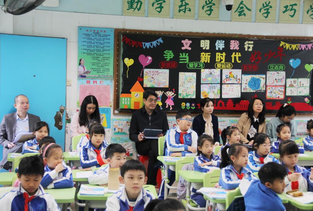 罗湖区教科院莅临南湖小学开展新教师基本功达标视导活动