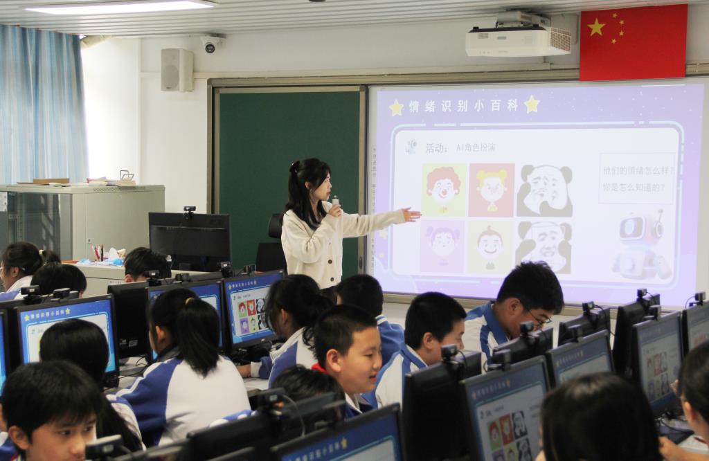 罗湖区教科院莅临南湖小学开展新教师基本功达标视导活动