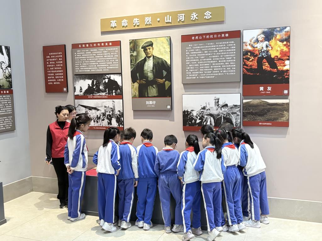 深圳市松泉实验学校师生隆重举行“清明祭英烈”主题系列活动