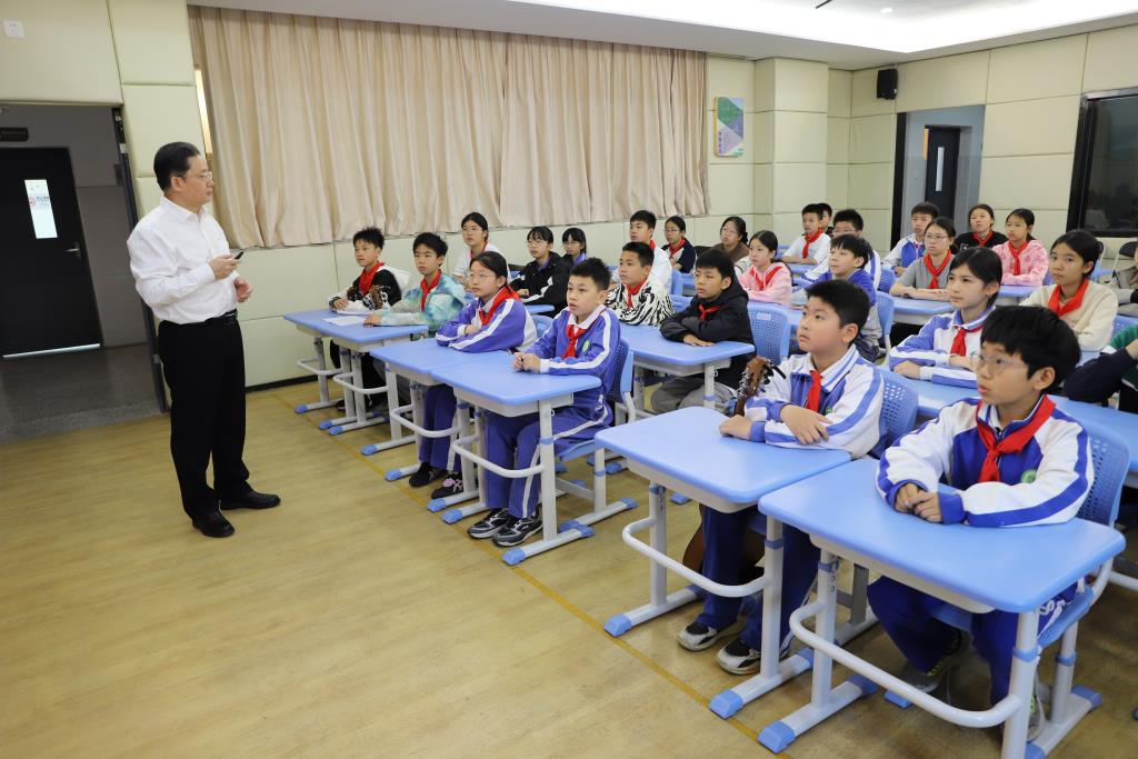 黄黎明书记与向西学子共话幸福成长之路