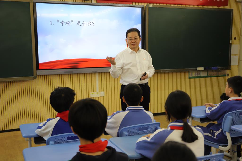 黄黎明书记与向西学子共话幸福成长之路