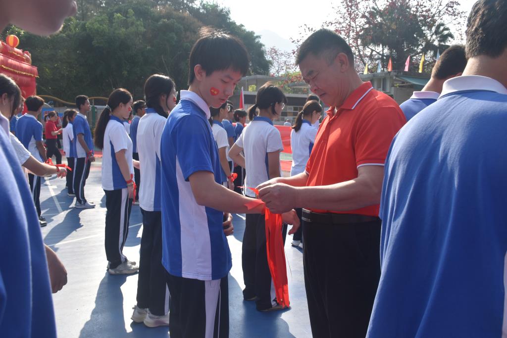 孙校长为同学系上红腕带