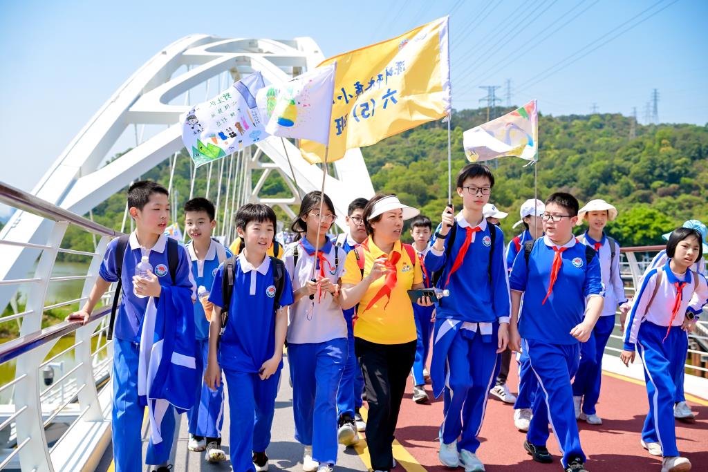 教实集团举行2025年 "二十公里远足拉练"毕业纪念课程