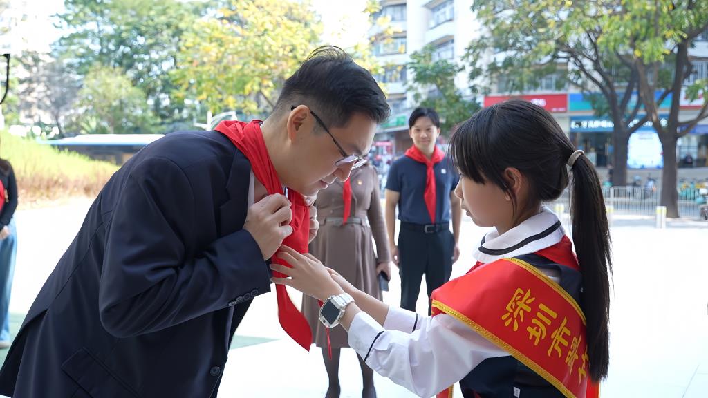 为领导佩戴红领巾