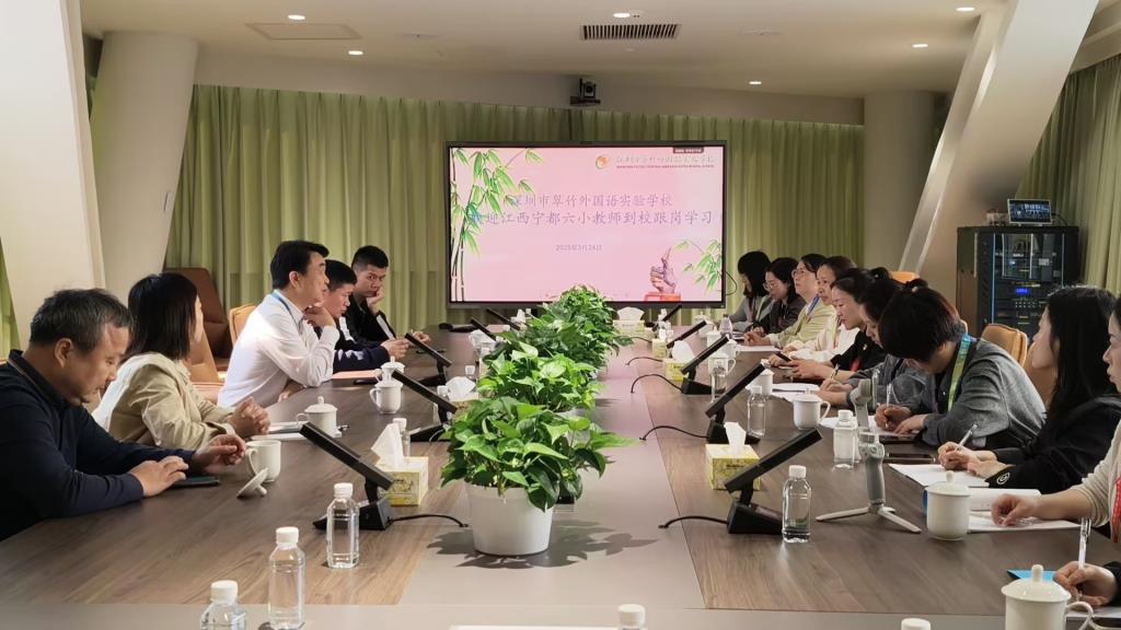 双方教师展开深入交流