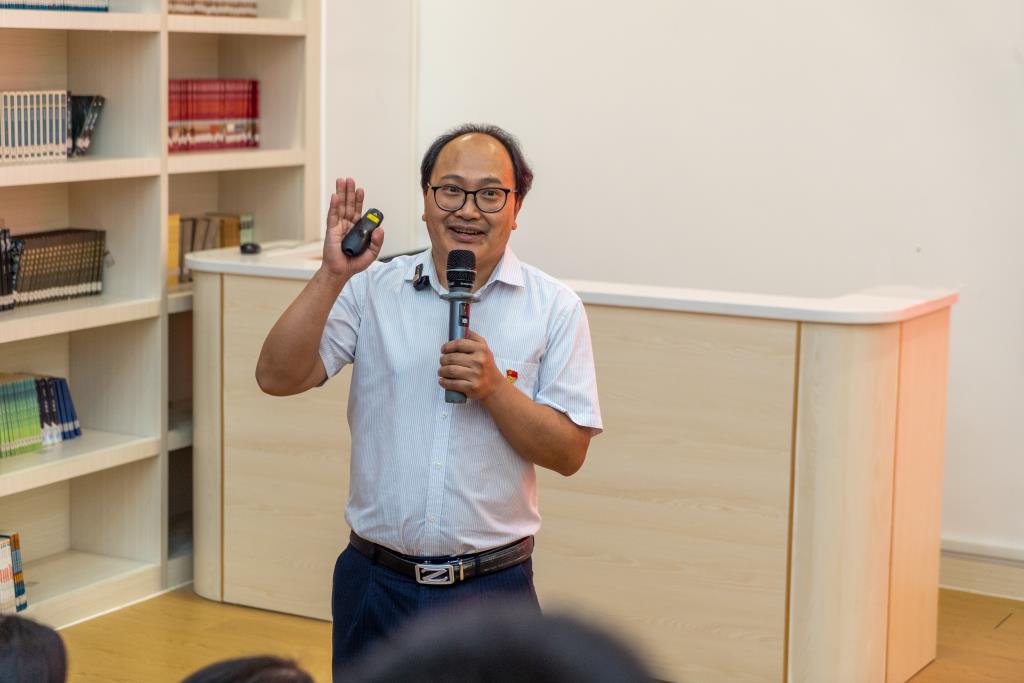 布心中学李书记思政课《担当时代责任 成就青春梦想》