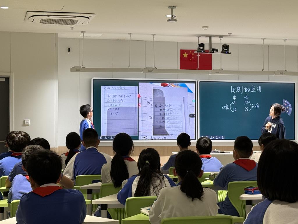 杨乐老师上课图