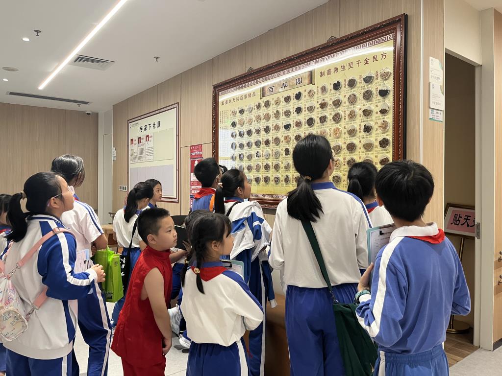 翠北实验小学开展探访水贝党群服务中心“行走的思政课”实践活动