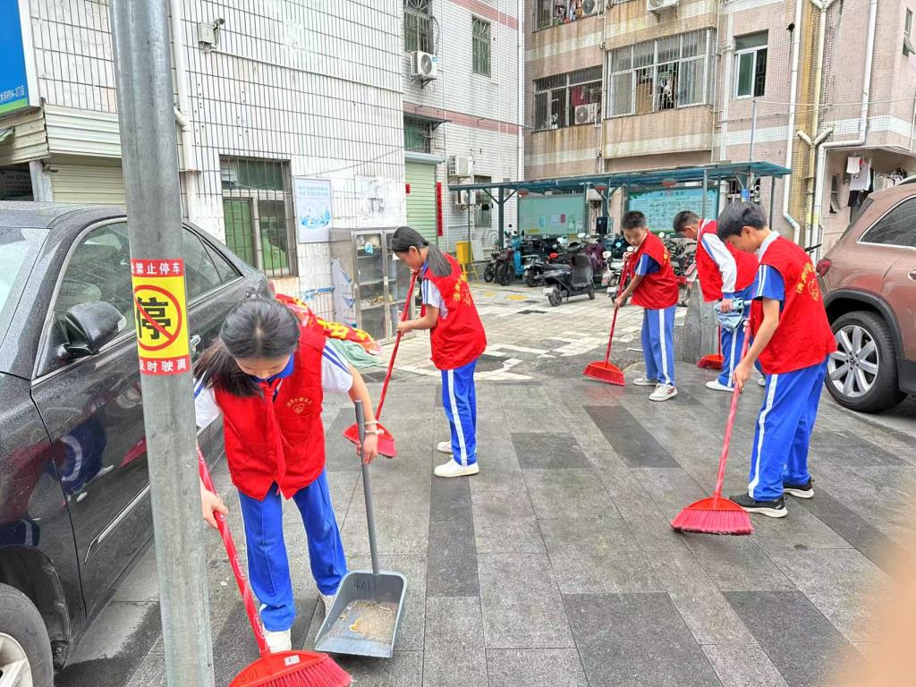 学生在社区进行义务清扫