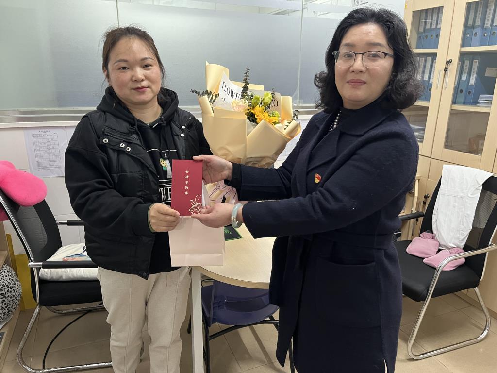 学校领导向女教职工送上鲜花和礼物