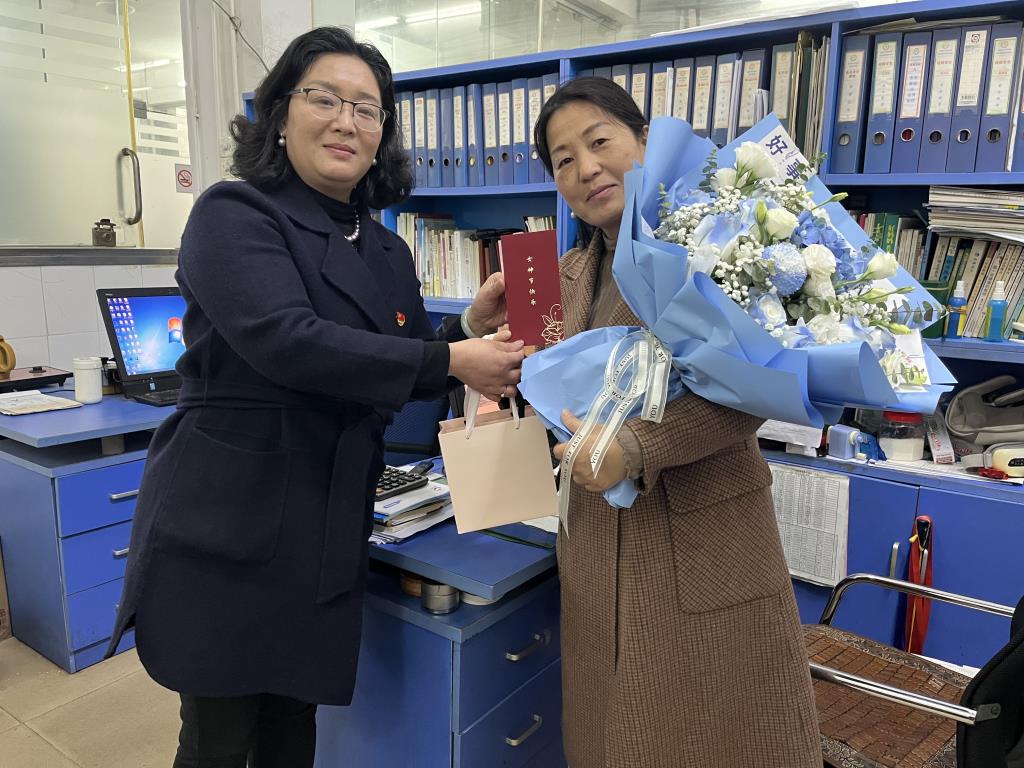 学校领导向女教职工送上鲜花和礼物