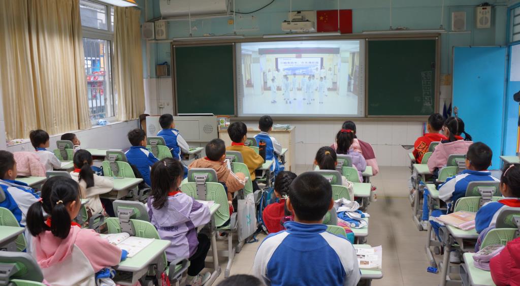 巾帼育桃李，芬芳满校园 ——深圳市南湖小学欢庆国际妇女节