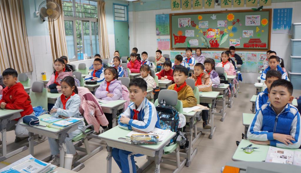 巾帼育桃李，芬芳满校园 ——深圳市南湖小学欢庆国际妇女节