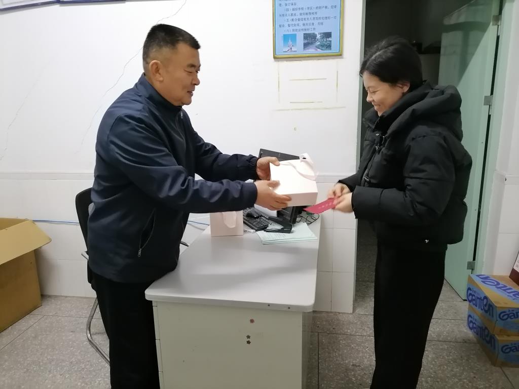 校长向女教师工送上礼物