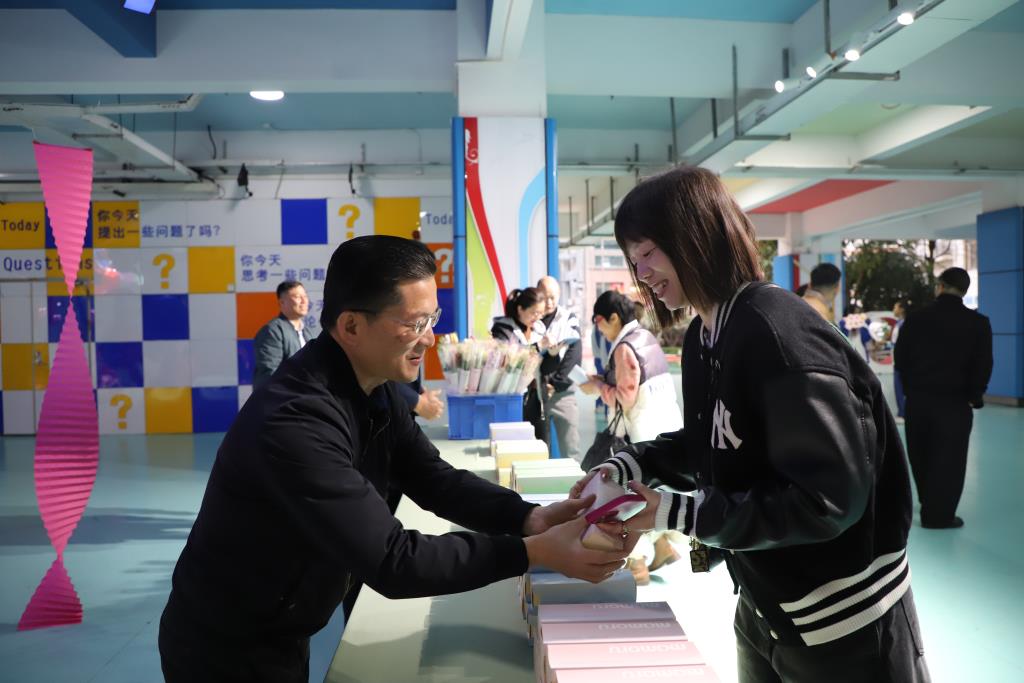 红岭小学·暖心课程｜在“三八”国际妇女节送上温暖的祝福