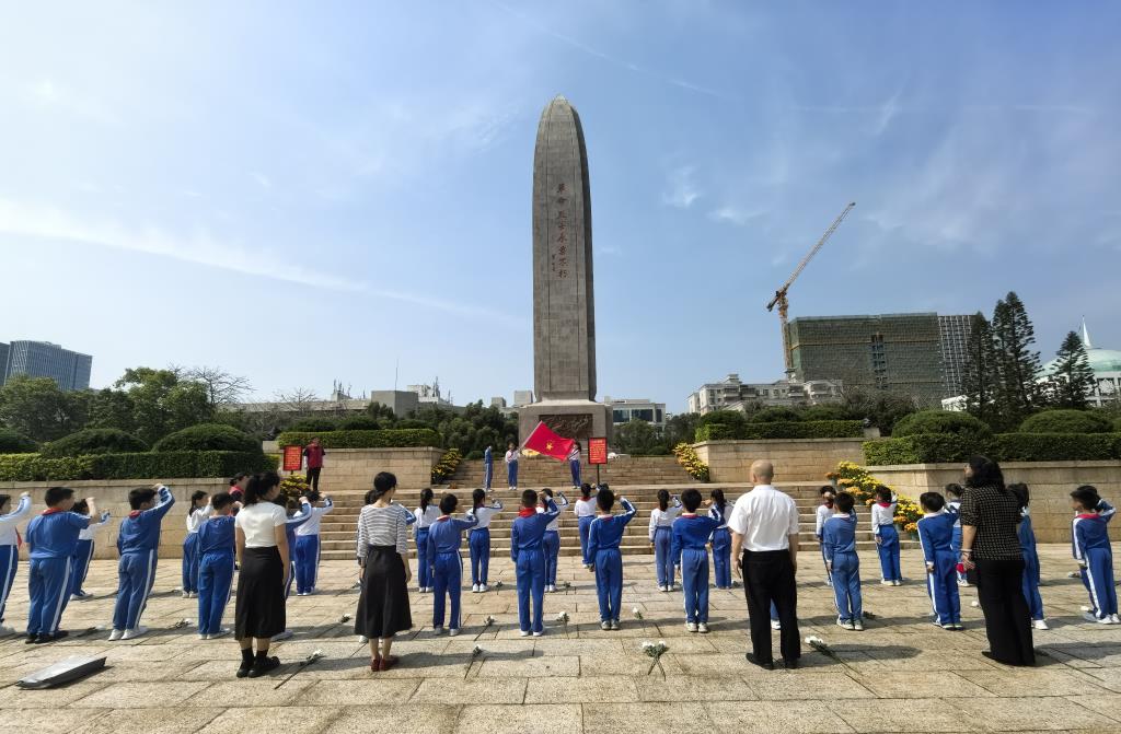 深圳市向西小学开展烈士陵园祭扫活动