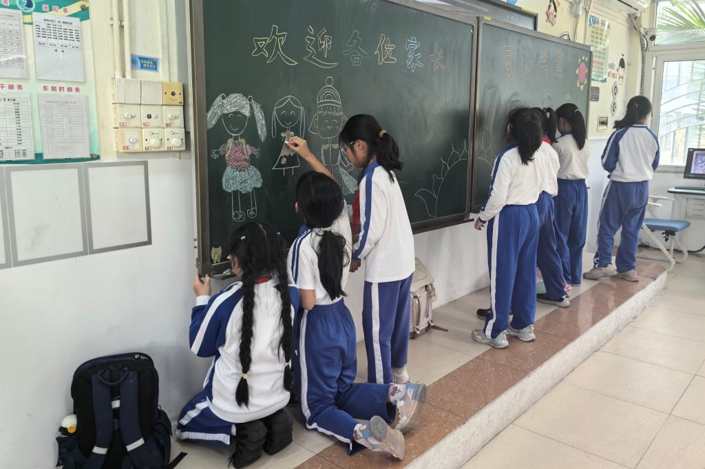 学生参与沙龙会场布置